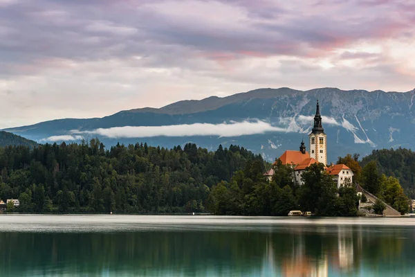 Nascer do sol no Lago Bled, na Eslovénia, com a famosa Igreja na ilha. W — Fotografia de Stock