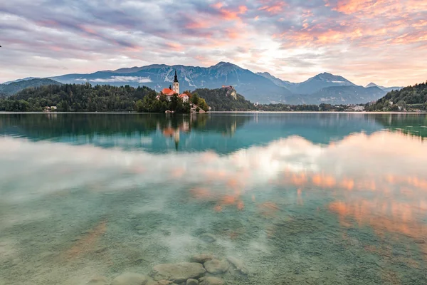 Belo Lago Bled na Eslovénia e na Igreja na Ilha. Romântico S — Fotografia de Stock