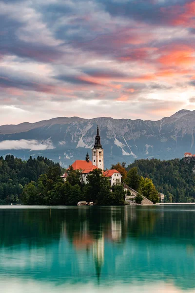Bled Lake w Słowenii z kościołem na wyspie o wschodzie słońca. Słowenia — Zdjęcie stockowe