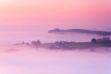 Sonbahar sezonunda Sunrise 'da Sis Tepeleri' nde Rolling Hills. Pembe Pastel Co.