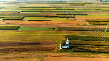 Çiftlik Tarlalarındaki Resim Kilisesi. Kırsal Kırsal Arazi. 