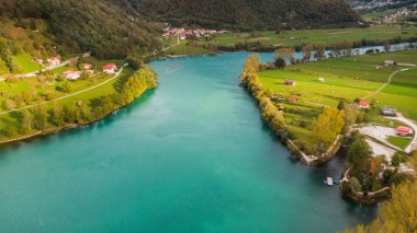 Slovenya 'nın en çok Na Soci' si. Güzel Göl ve Kırsal Bölge. Havadan