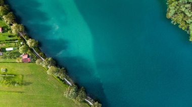 Doğadaki soyut desen. Eerald Turkuaz Su Gölü Sınırı, Sl