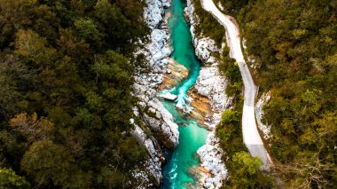 Slovenya 'daki Vadi' de Soca Nehri. Hava Aracı Üst Aşağı Görünümü