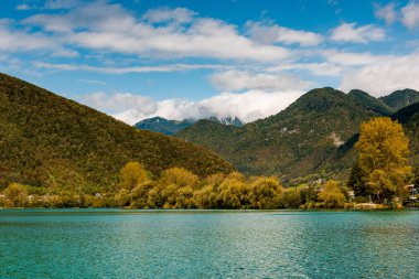Na Soci Zümrüt Gölü ve Sonbahar Ormanı, Slovenya
