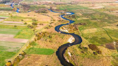 Polonya 'daki Ponidzie' de Vahşi Nehir 'de. Hava Aracı Görünümü