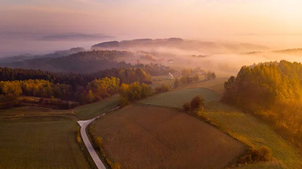 Polnische Landschaft bei herbstlichem Sonnenaufgang und Nebel. Drohnen-Wettstreit aus der Luft — Stockfoto