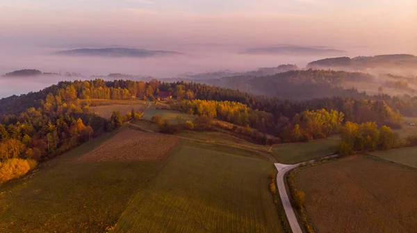 Wieś polska o wschodzie i mgle jesiennej. Dron powietrzny Vie — Zdjęcie stockowe