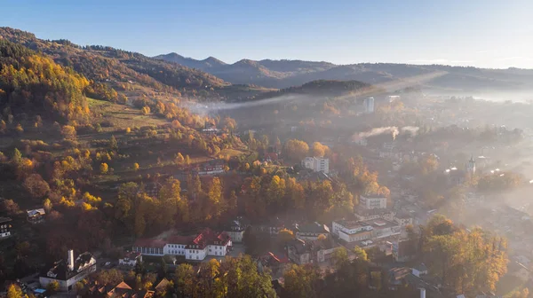 Foggy Sunrise Over Szczawnica City en Pieniny Mountains en otoño — Foto de Stock