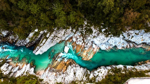 Emerald Soca River em Soca Valley, Eslovênia. Parte superior aérea do drone — Fotografia de Stock