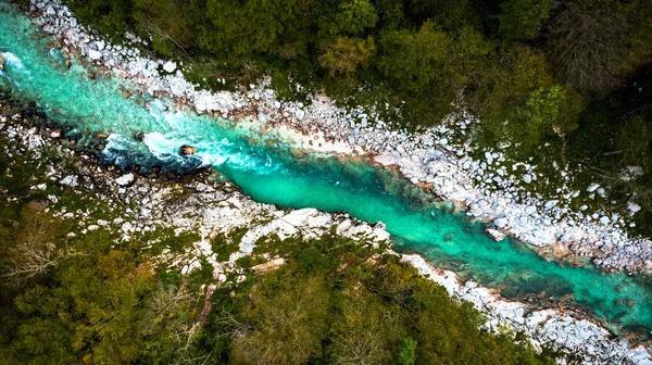 Turkusowa Szmaragdowa Rzeka Soca w Soca Valley, Słowenia. Górny dół D — Zdjęcie stockowe
