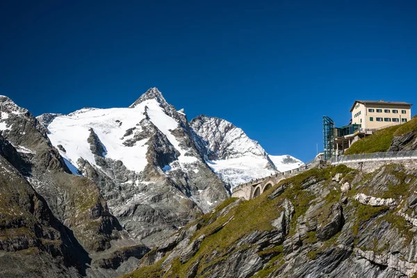 Grossglockner Glacier i Österrike. Snötäckta bergstoppar — Stockfoto