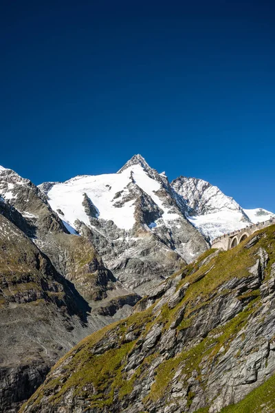 Grossglockner gletsjer in Oostenrijk. Sneeuw bedekte bergen pieken — Stockfoto