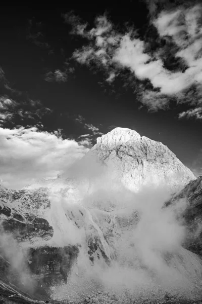 बादलों के ऊपर पर्वत शिखर। काले और सफेद मोनोक्रोम ललित कला — स्टॉक फ़ोटो, इमेज