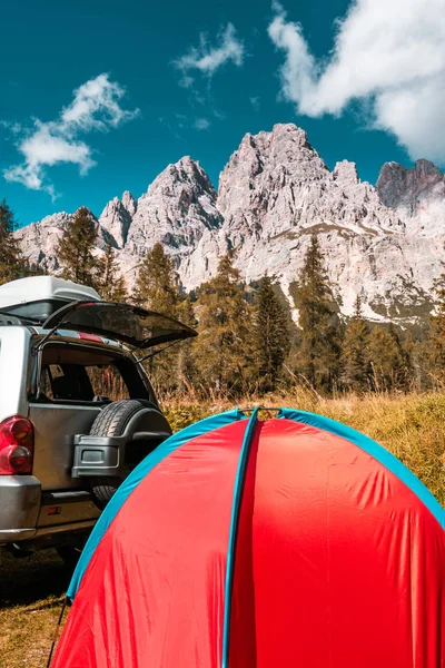 Tent in Mountains. Road trip and Outdoor Adventure Activity — Stock Photo, Image