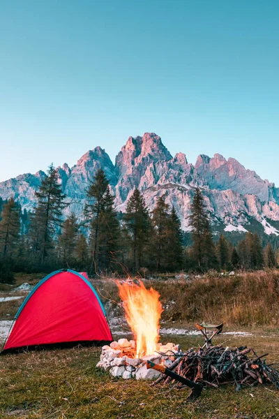 山中的篝火和帐篷 康乐活动户外活动 — 图库照片