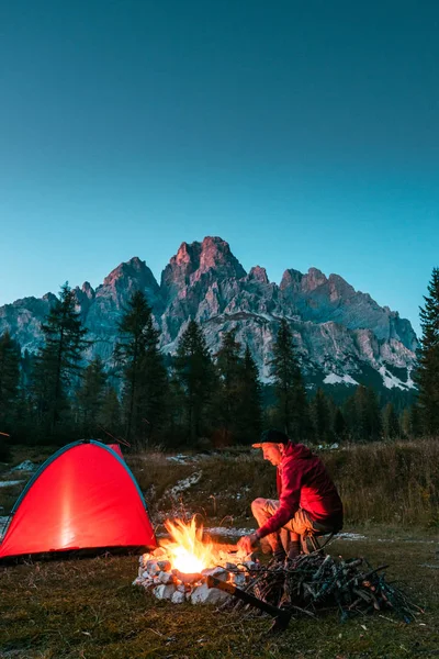 人坐在篝火边,野营山中.冒险 — 图库照片