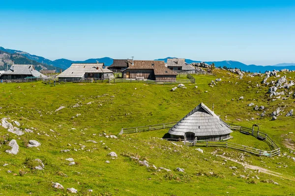 슬로베니아의 거대 한 목초지 고원 또는 벨 리카 플라미니나입니다. 전통적 인 W. — 스톡 사진