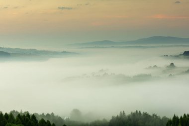 Kırsal kesimde güzel bir sabah. Sabah Sisi 'nde Rolling Hills. Pembe Gök. Mavi Saat.