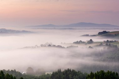 Gündoğumunda Sabah Sisi 'nde Rolling Hills üzerinde panoramik manzara. Daha az Polonya.