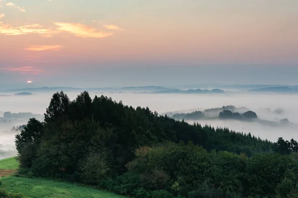 Colline Nella Nebbia Mattutina All Alba Nella Piccola Polonia — Foto Stock