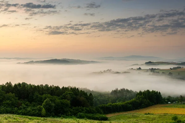 Colline Nella Nebbia Mattutina All Alba Nella Piccola Polonia — Foto Stock