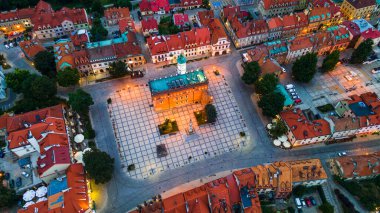 Sandomierz Pazar Meydanı ve Belediye Binası Sabah Aydınlandı. Hava Aracı Görünümü.