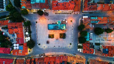 Sandomierz Pazar Meydanı ve Belediye Binası Sabah Aydınlandı. Hava Aracı Görünümü.