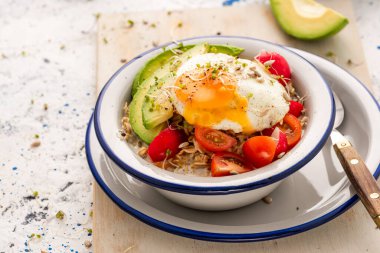 Sebzeli ve yumurtalı sağlıklı kahvaltı kasesi..