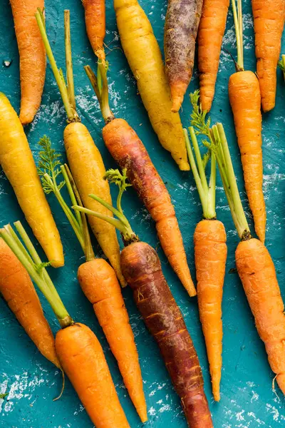 Peternakan Mini Carrots Segar Latar Belakang Berwarna — Stok Foto
