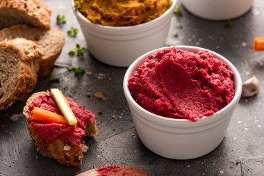 Ev yapımı nohut ve pancar humusu. Sağlıklı vejetaryen yemekleri.