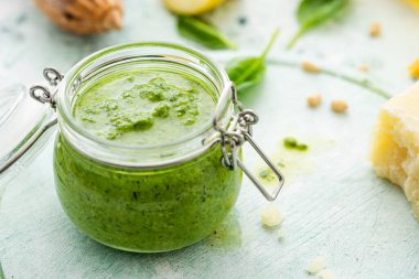 Küçük Kavanozda Yeşil Basil Pesto.