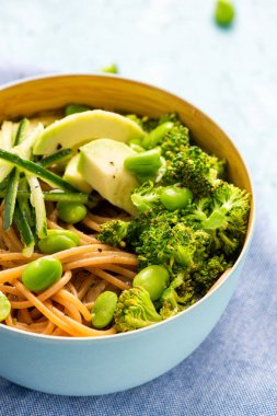 Erişteli renkli kase, Avokado, Brokoli ve Edamame Fasulyesi. Temiz Yeme.