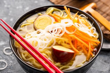 Erişte çorbası, havuç, taze soğan ve marine edilmiş yumurta..