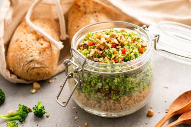 Ev yapımı öğle yemeği, kavanozda salata..