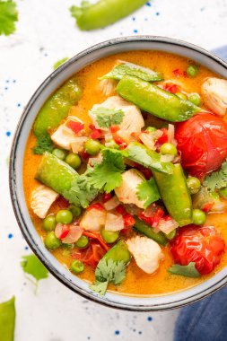Fasulye, bezelye ve körili sağlıklı hafif çorba..