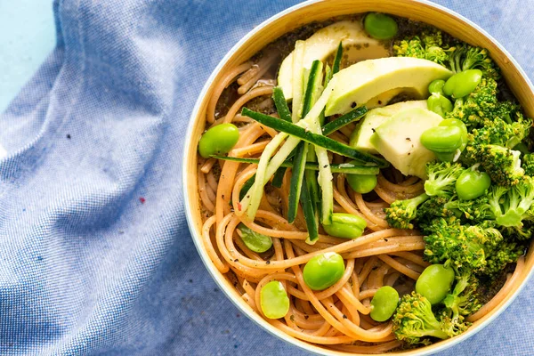 Färgglad Skål Med Nudlar Avokado Broccoli Och Edamame Beans Rent — Stockfoto