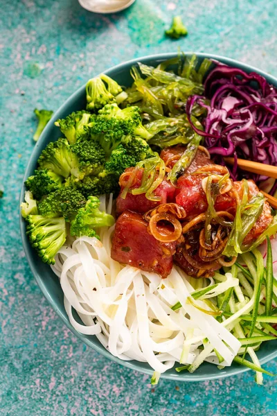 Hälsosam Kost Skål Tonfisk Med Ris Nudlar Och Grönsaker Arrangerade — Stockfoto