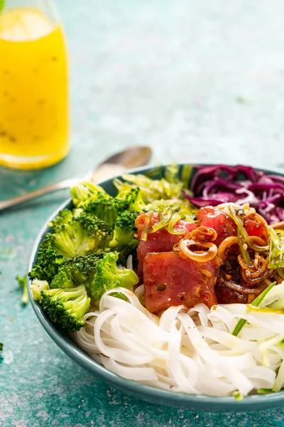 Hälsosam Kost Skål Tonfisk Med Ris Nudlar Och Grönsaker Arrangerade — Stockfoto