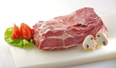 Masanın üzerine taze kırmızı et