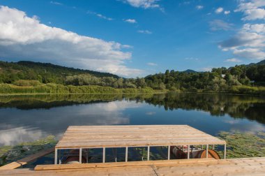 Ön planda ahşap iskele ile manzara 