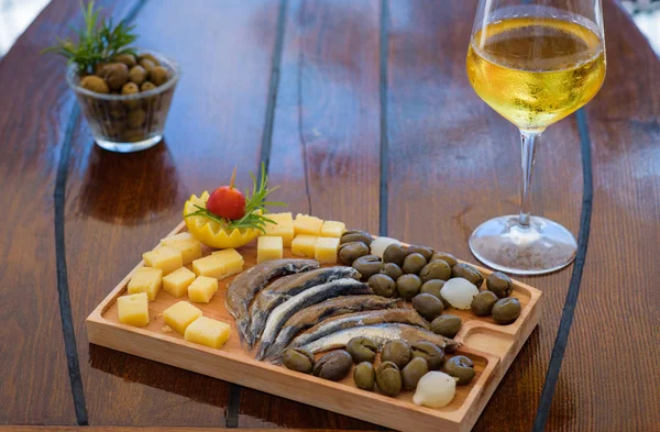 Comida Mediterránea Con Vino Blanco —  Fotos de Stock