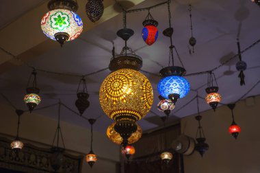 Tavanda oryantal lambalar