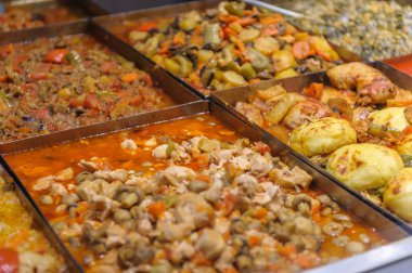 Doğu yemek büfesi ile pişmiş