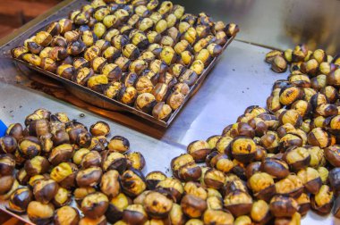 Sokakta kavrulmuş kestane 