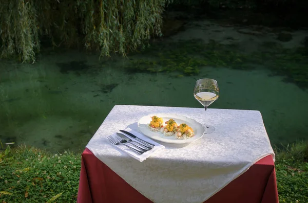 庭のテーブルで地中海の魚料理 — ストック写真