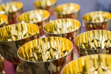 Masadaki altın bardaklar 