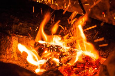 Gece ateşe yakın çekim