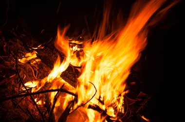 Gece kamp ateşi.