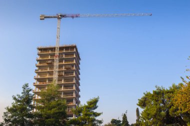 Şantiye büyük bina ve vinç ile arka plan mavi gökyüzü